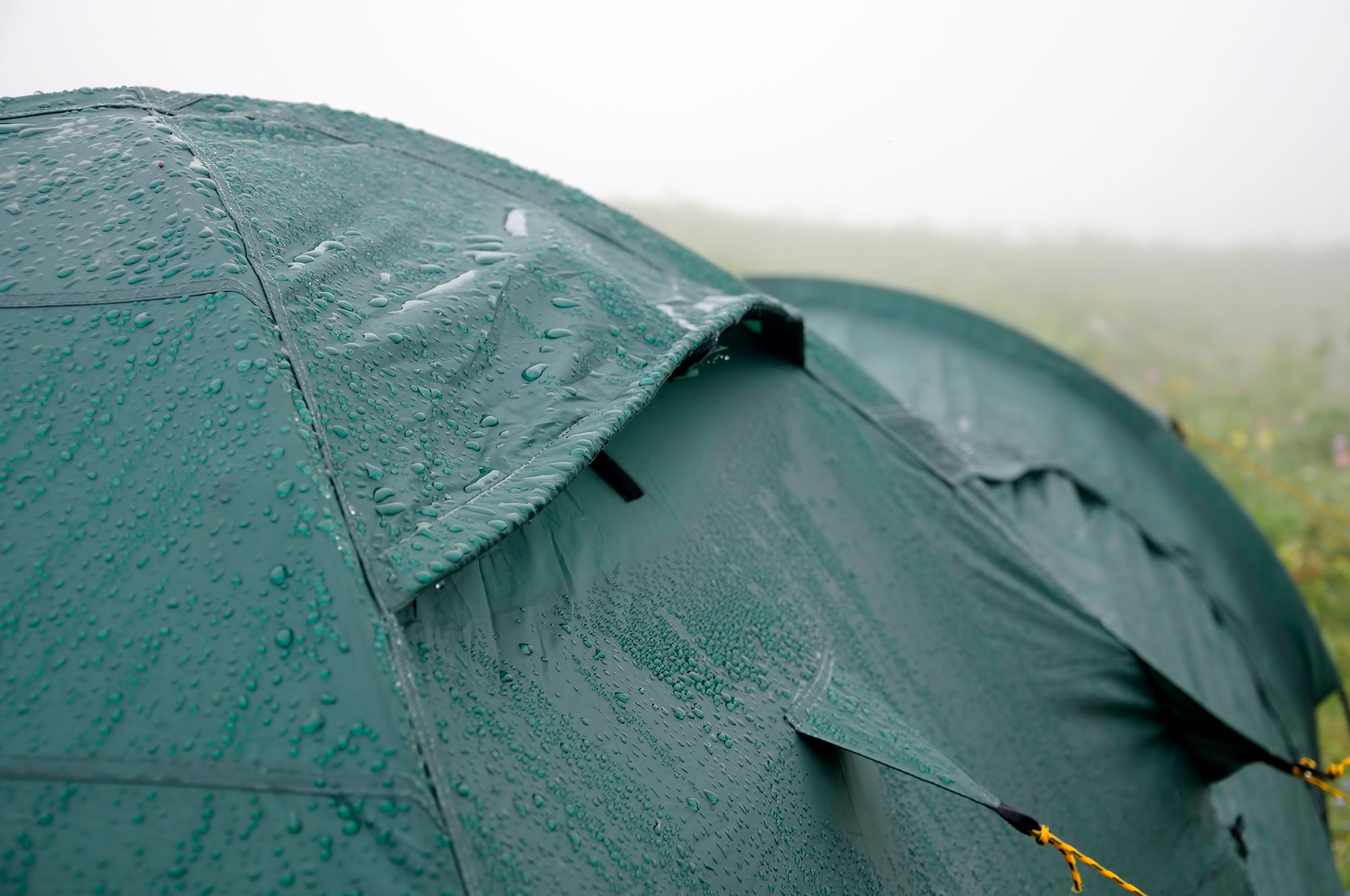 come proteggere la tenda dalla pioggia