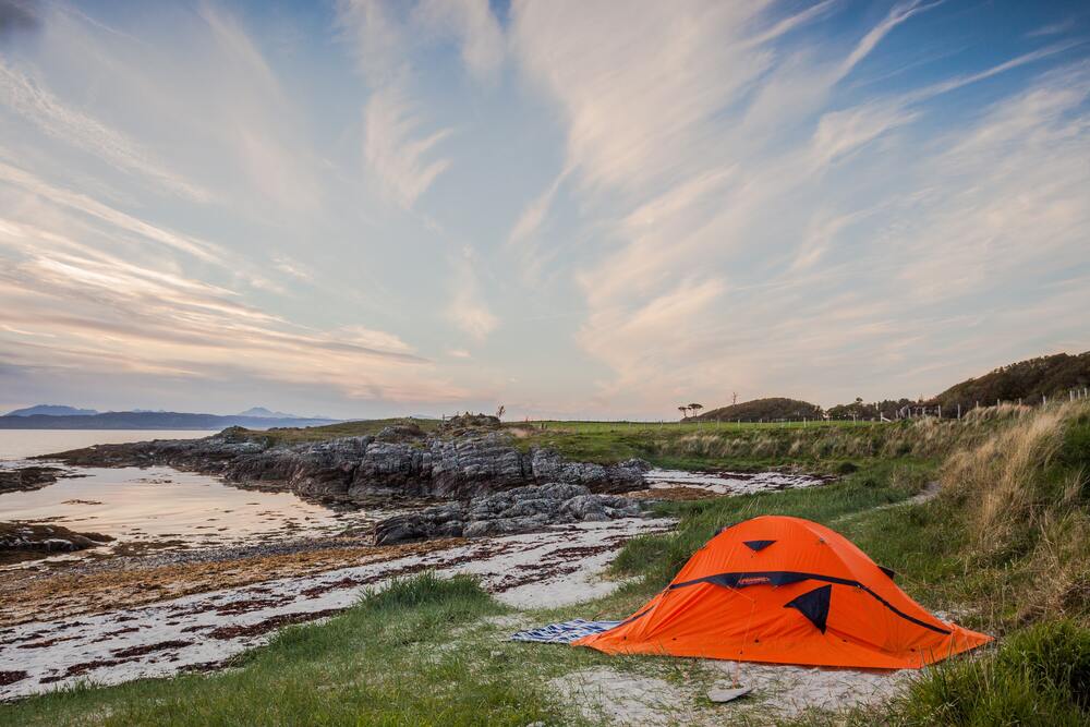dormire in spiaggia in tenda da campeggio
