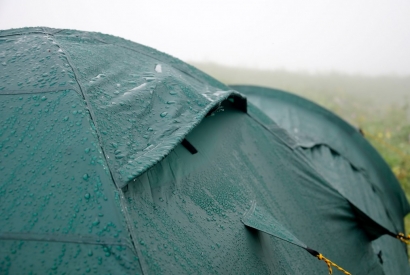 Come proteggere la tenda dalla pioggia? I trucchi degli esperti